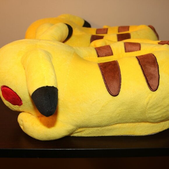 Pokemon Pikachu house shoes Youth size cheeks light up clean used little - Picture 3 of 7